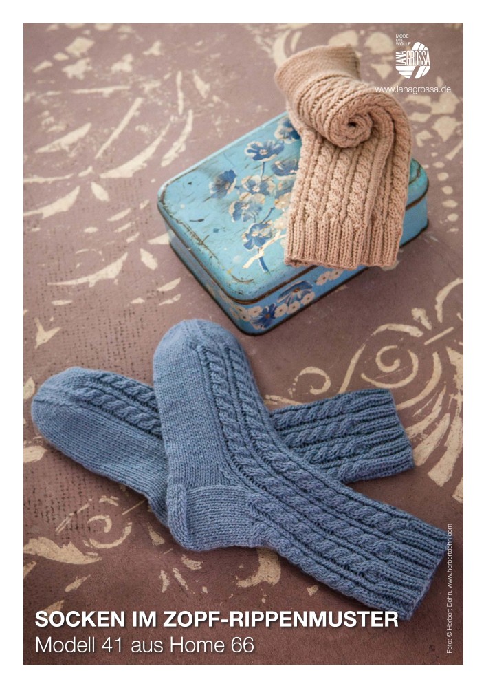 Socken im Zopf-Rippenmuster